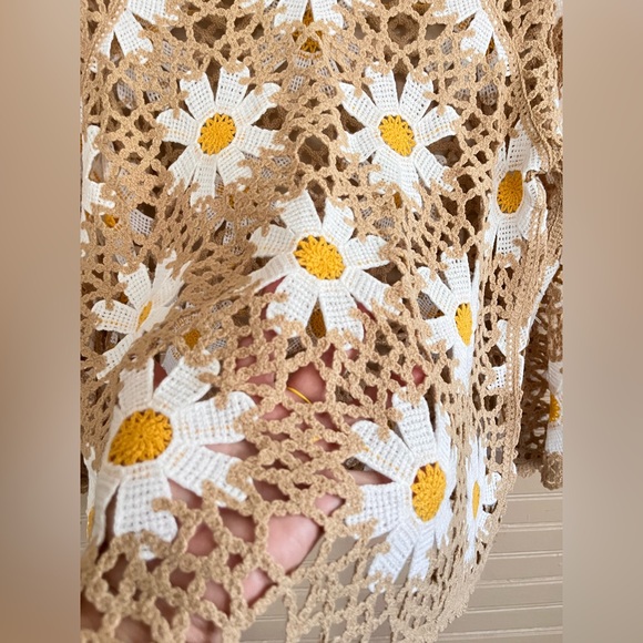 Cato Crochet Floral Lace Top - Tan and White with tank top Size M - Picture 6 of 8